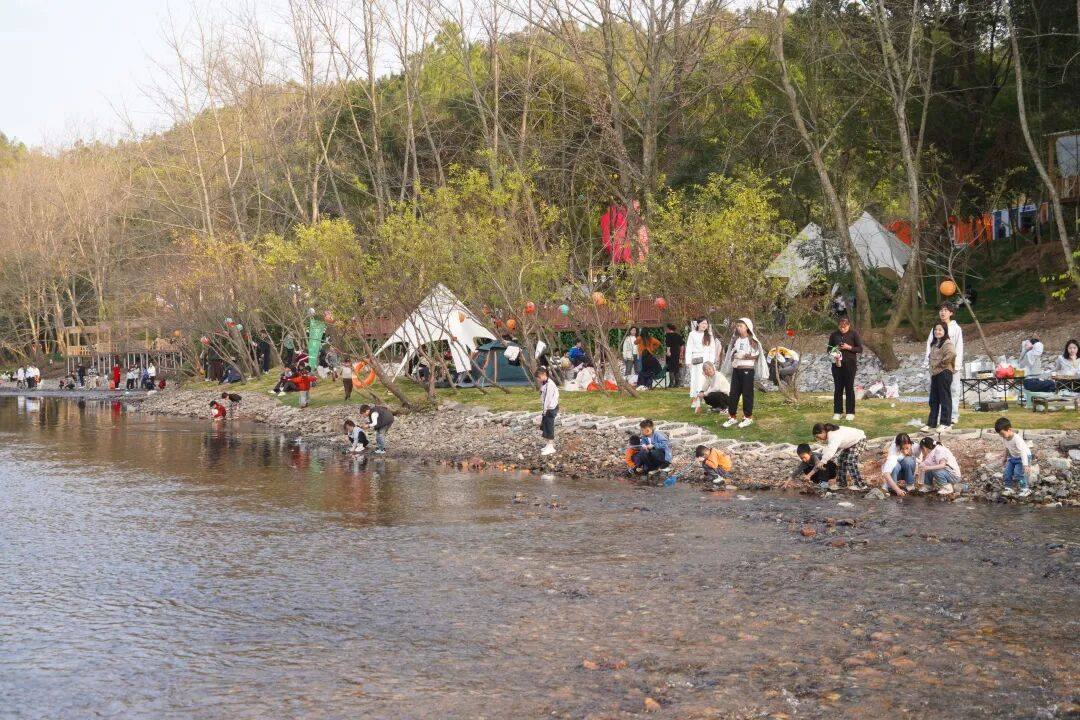 锁庄埠露营的诗意秘境！开元棋牌试玩奔赴山野解(图2)